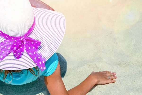 Gelukkig meisje op zee in Griekenland op zand natuur — Stockfoto