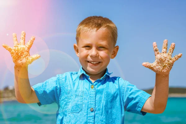 Ευτυχισμένο παιδί στη θάλασσα στην Ελλάδα παίζει στη φύση — Φωτογραφία Αρχείου
