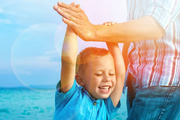 Hands of happy parent and child at sea greece background — Stock Photo, Image