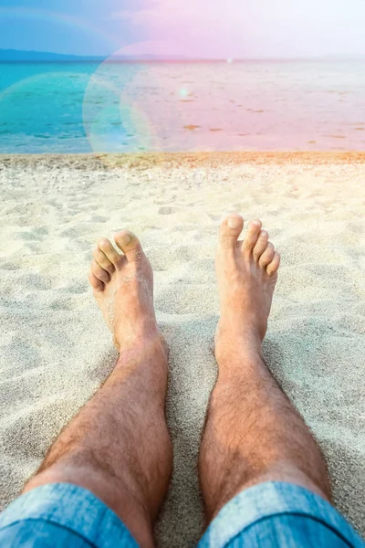 Belles jambes dans le sable de la mer fond grec — Photo