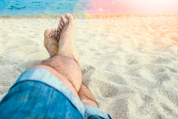 Belle gambe nella sabbia del mare sfondo greco — Foto Stock