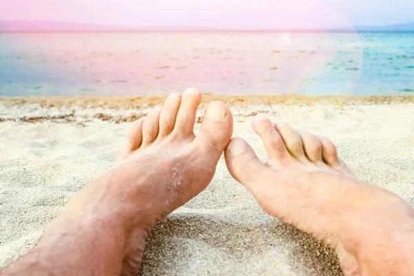 Hermosas piernas en la arena del fondo de la Grecia del mar — Foto de Stock
