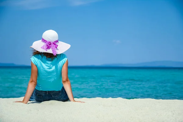 Szczęśliwa dziewczyna na morzu w grecji na piasku natura — Zdjęcie stockowe