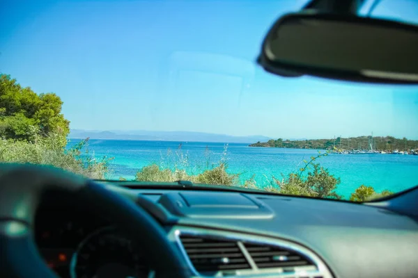 Prachtige zee van auto's in Griekenland achtergrond — Stockfoto