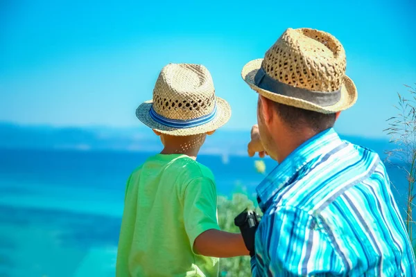 Padre feliz con el niño por el mar griego al aire libre —  Fotos de Stock