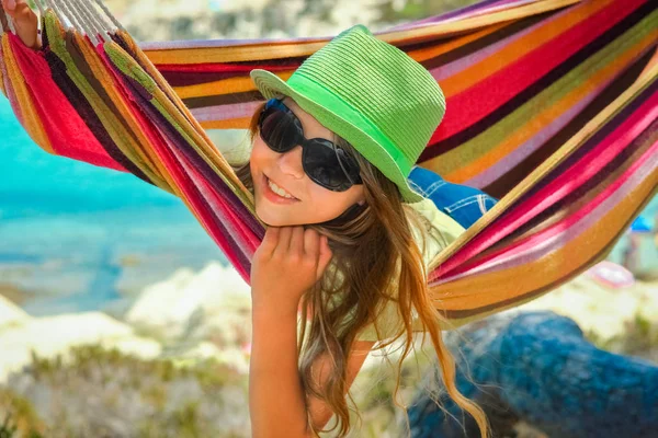 Glückliches Kind am Meer auf Hängematte im griechischen Hintergrund — Stockfoto