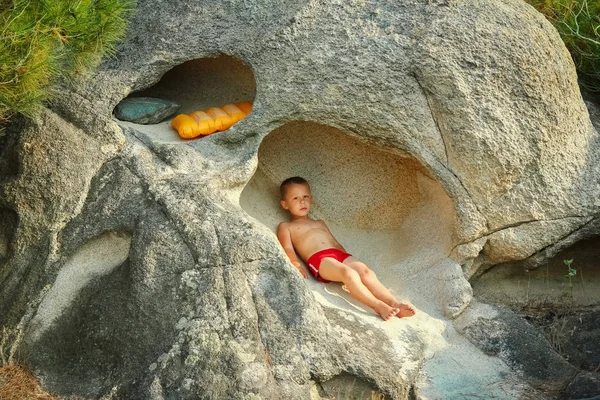 Niño feliz jugando junto al mar — Foto de Stock