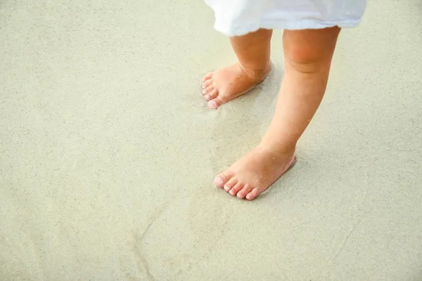 Belle gambe sulla sabbia vicino al mare greco — Foto Stock