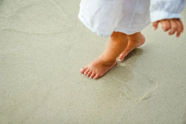 Schöne Beine im Sand am griechischen Meer — Stockfoto
