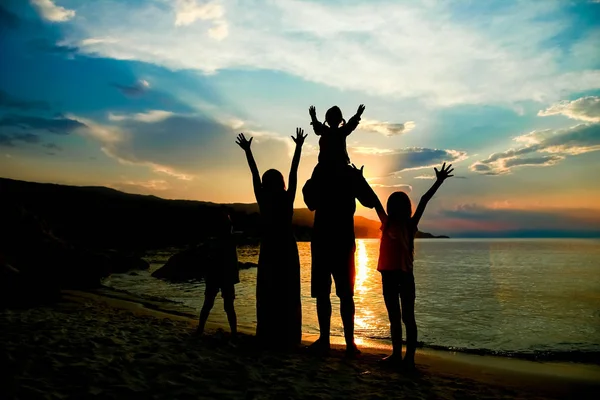 Glückliche Familiensilhouette am griechischen Meer Hintergrund — Stockfoto