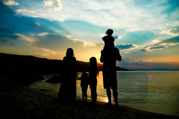 Silueta de la familia feliz en el fondo marino griego — Foto de Stock
