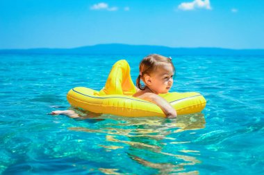 yunanistan'da denizde çocuk lu mutlu ebeveyn