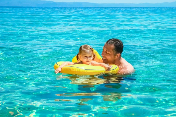 Padre feliz con el niño en el mar en Grecia —  Fotos de Stock