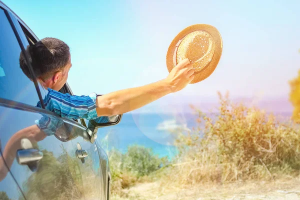 Glücklicher Kerl im Auto Meer Hintergrund — Stockfoto