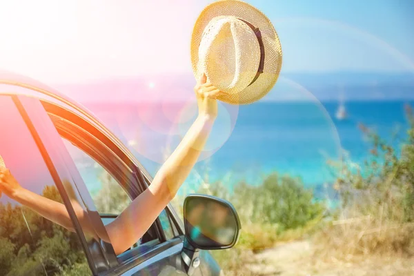 Glückliches Mädchen aus dem Auto auf See Griechenland Hintergrund — Stockfoto