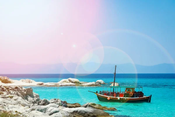 Piękny karawana jachtu na morzu na tle przyrody Grecja — Zdjęcie stockowe