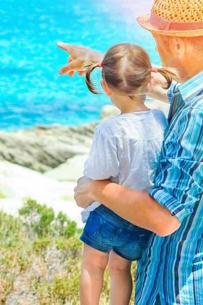 Happy parent with child by the sea greece outdoors — Stock Photo, Image