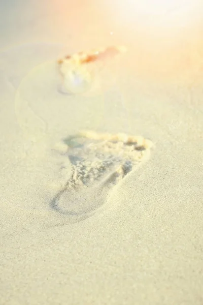 Belles jambes sur le sable au bord de la mer grecque — Photo