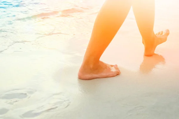 Schöne Beine im Sand am griechischen Meer — Stockfoto