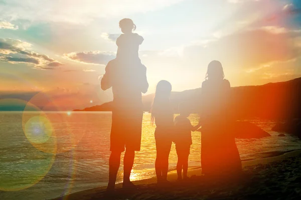 Šťastné rodinné siluety na řeckém pozadí — Stock fotografie
