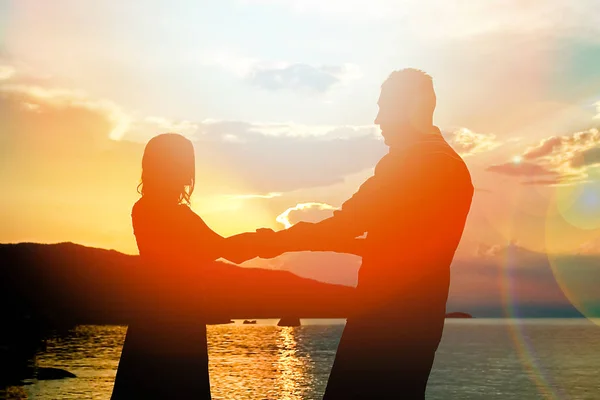 幸福的夫妇剪影由希腊海在岸上背景 — 图库照片