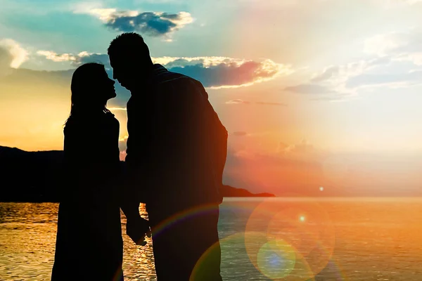 幸福的夫妇剪影由希腊海在岸上背景 — 图库照片