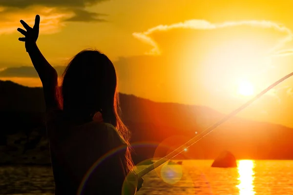 Pêche enfant heureux par la silhouette de la mer — Photo