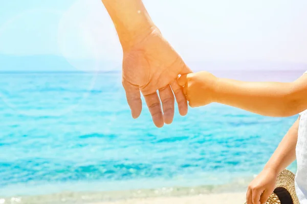 Feliz papá toma la mano de un niño por el mar griego en la naturaleza — Foto de Stock