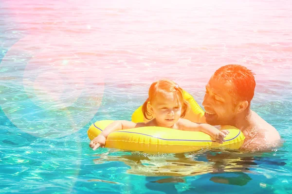 Lycklig förälder med barn till sjöss i Grekland — Stockfoto
