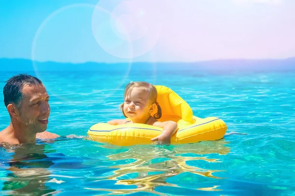 Ευτυχισμένος γονέας με παιδί στη θάλασσα στην Ελλάδα — Φωτογραφία Αρχείου