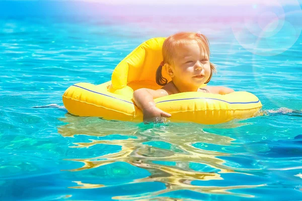 Padre feliz con el niño en el mar en Grecia — Foto de Stock