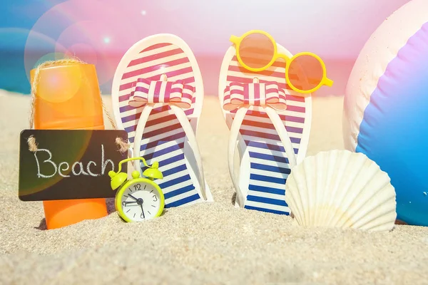 Nádherné pantofle v mořském písku na pozadí Řecka — Stock fotografie