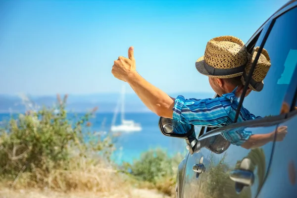 Glücklicher Kerl im Auto Meer Hintergrund — Stockfoto