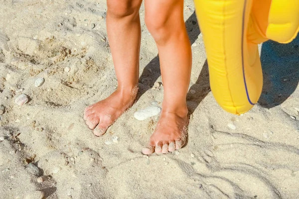 Όμορφα πόδια στην άμμο δίπλα στη θάλασσα — Φωτογραφία Αρχείου