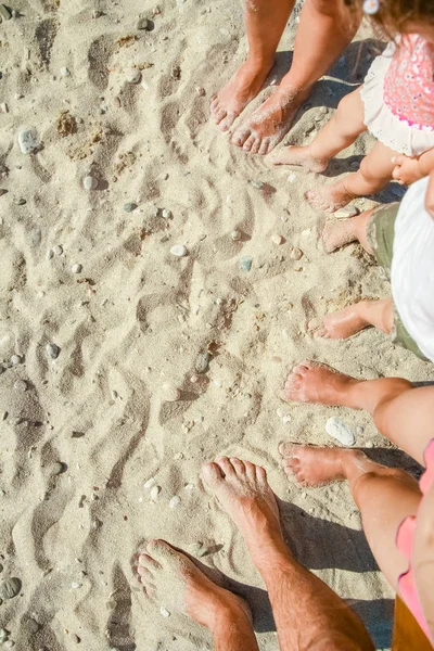 Schöne Beine auf dem Sand am Meer — Stockfoto