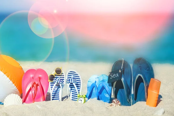 Familia feliz en el mar con zapatillas en el fondo de la naturaleza —  Fotos de Stock