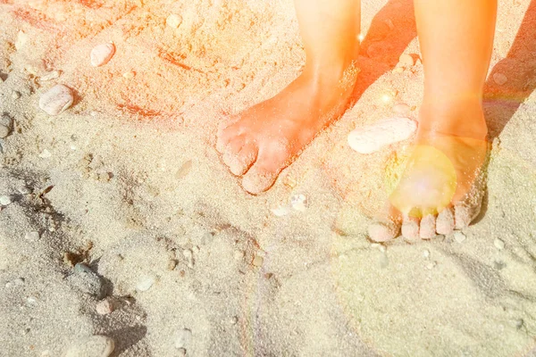 Gyönyörű lábak a homokon a tenger mellett — Stock Fotó