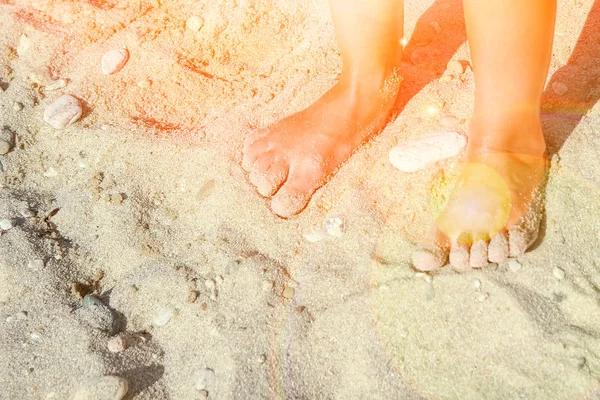 Belle gambe sulla sabbia in riva al mare — Foto Stock