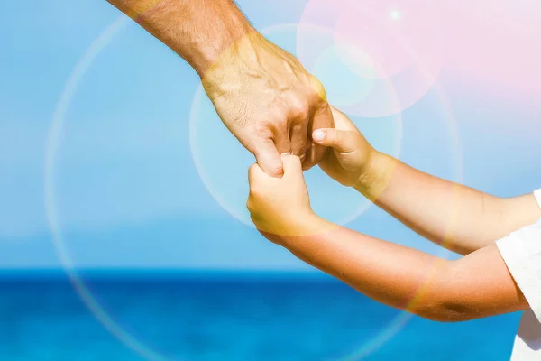 Lycklig pappa håller i handen på ett barn vid det grekiska havet i naturen — Stockfoto