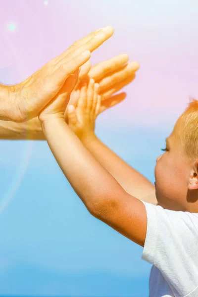 Счастливый папа держит за руку ребенка у греческого моря в природе — стоковое фото
