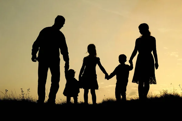 Silhouette di una famiglia felice con bambini — Foto Stock