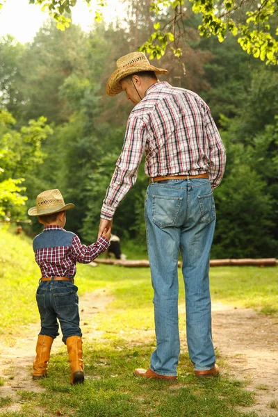 Отец и сын ковбоя — стоковое фото