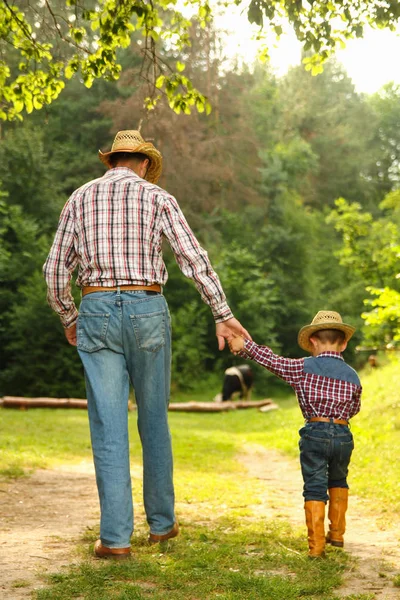 Bir kovboy babası ve oğlu — Stok fotoğraf