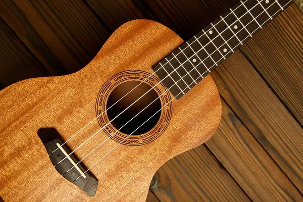 Ukelele op houten achtergrond — Stockfoto