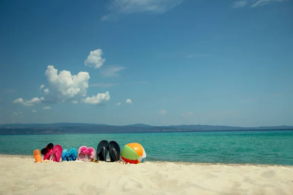 Pantoufles familiales sur le sable sur la plage — Photo