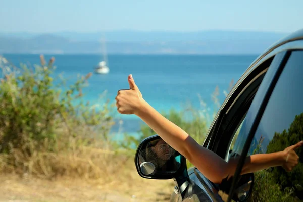 Glückliche Menschen Fahrer auf Auto in der Nähe von Meer — Stockfoto