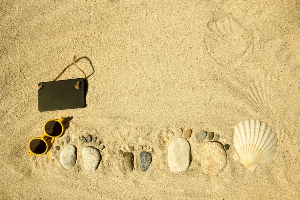 Füße einer Familie von Steinen auf dem Meer — Stockfoto