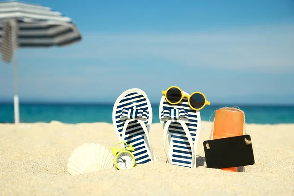 Zapatillas familiares en la arena en la playa —  Fotos de Stock