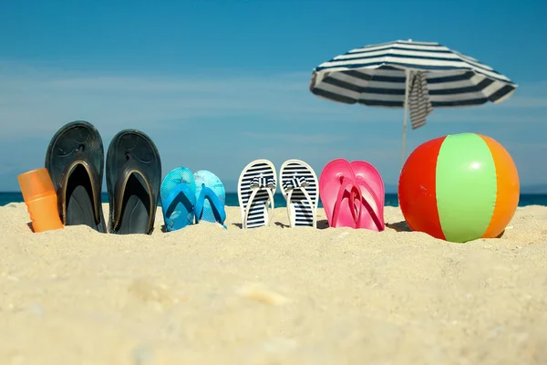 Rodinné pantofle na písku na pláži — Stock fotografie