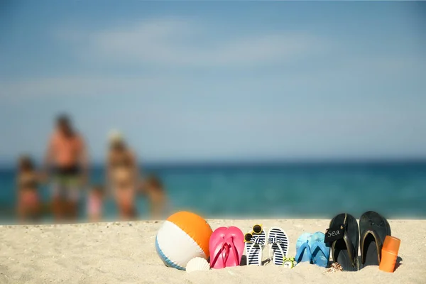 Zapatillas familiares en la arena en la playa —  Fotos de Stock